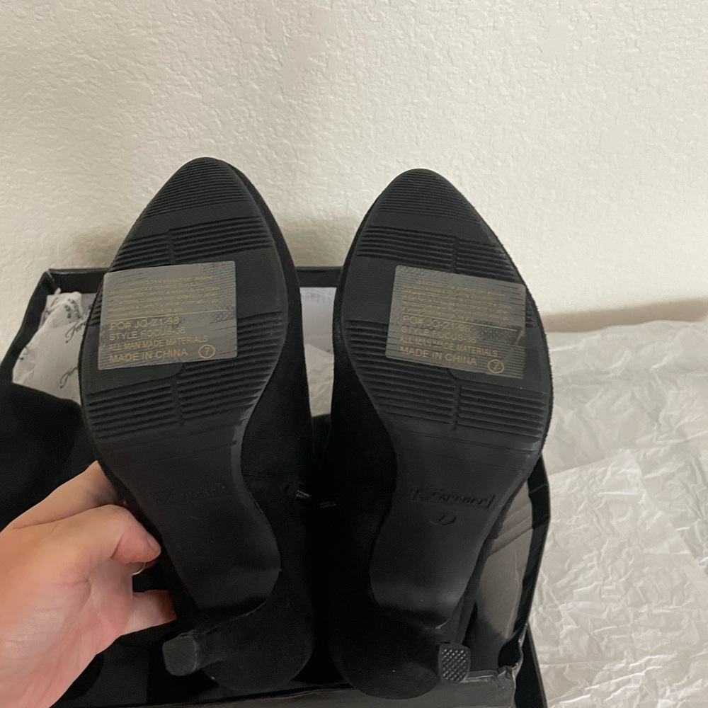 NIB Forever Women's Black Suede Boots - Picture 3 of 16